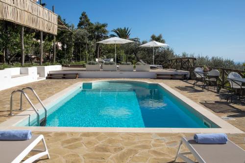 Villa Caprile في ماسا لوبرينس: مسبح بمياه زرقاء في منتجع