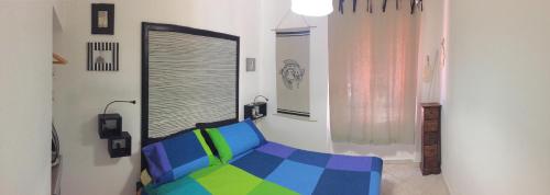 リオ・マリーナにあるAppartamento Agneseのカラフルなベッドが備わるベッドルーム1室が備わります。