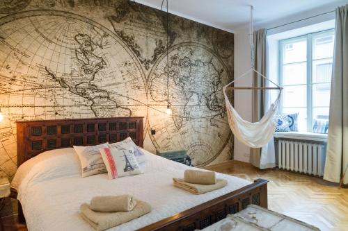 ワルシャワにあるAmazing Old Town Chill Out Aptのベッドルーム1室(壁に大きな地図付)