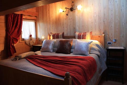 a bedroom with a large bed in a room at Baita Zeni Tirolerhof in Fiera di Primiero