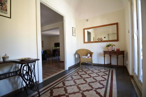 カターニアにあるL'Attico di Elviraの鏡、テーブル、椅子付きの廊下