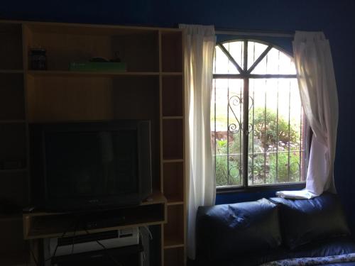 Cielo de Piedra. Cabañas y Petit Hotelにあるテレビまたはエンターテインメントセンター