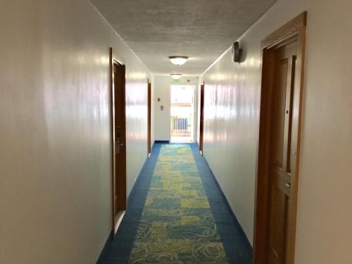 an empty hallway with a hallwayngthngthngthngthngthngthngthngthngthngth at Holiday Surf Hotel (with full kitchen) in Honolulu