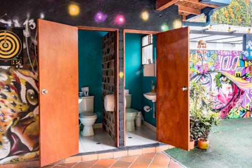 Koupelna v ubytování Yolo Hostel Medellin