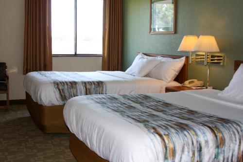 Barkers Island Inn Resort & Conference Center في سوبيريور: غرفة فندقية بسريرين وهاتف