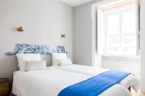Alfama Sophisticate Flat With Balconies 2Bedrs 2Baths & AC in 19th Century Building Historic Center