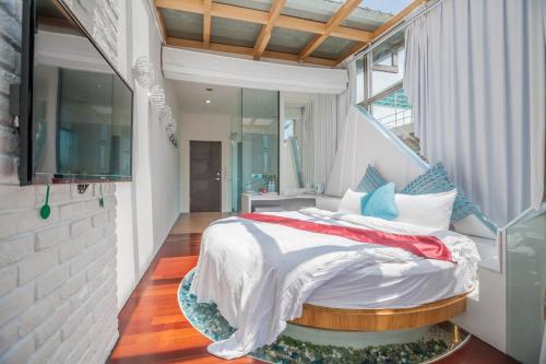 a bedroom with a bed in a room with a window at Shuian Lakeside Hotel in Yuchi