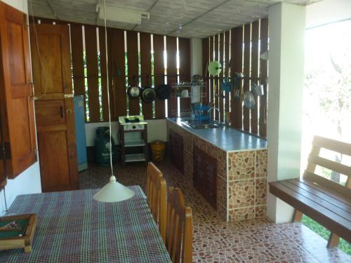 A kitchen or kitchenette at Suan Pin Houses
