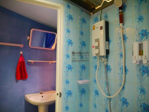 ein Bad mit einer Dusche und einem Waschbecken in der Unterkunft Mata Guesthouse in Ko Kood