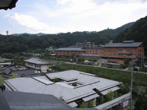 Pemandangan gunung umum atau pemandangan gunung yang diambil dari ryokan