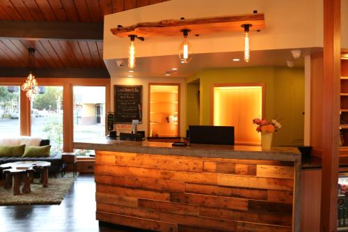 um bar numa sala de estar com uma parede de madeira em Timbers Inn em Eugene