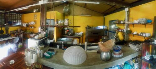 uma vista para uma cozinha com paredes amarelas em Baan Tung Boon Lom em Mae Rim