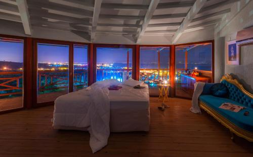 Una cama o camas en una habitación de Aeneas Hotel