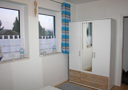 LütowにあるFerienwohnungen Luetow USE 3100の白いキャビネットと窓付きのバスルーム
