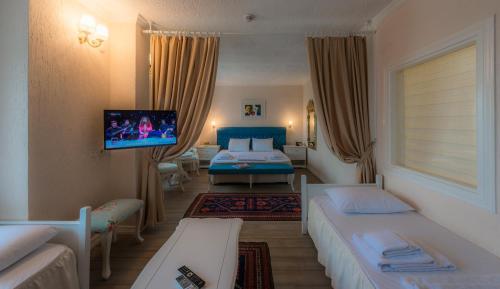Una cama o camas en una habitación de Aeneas Hotel