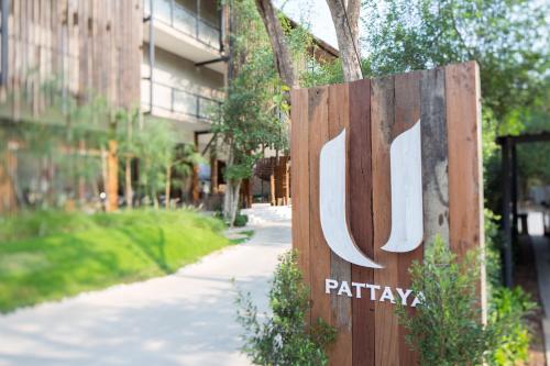 een bord dat padeway leest voor een gebouw bij U Pattaya in Na Jomtien