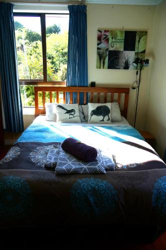 Una cama o camas en una habitación de Little Paradise & Petting Farm