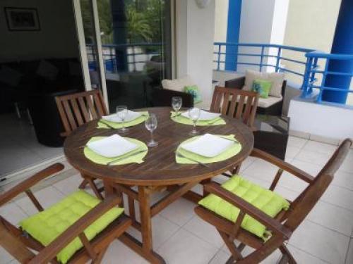 Modern one bedroomed apartment just off the Cannes Seafront with a terrace and pool access 1753