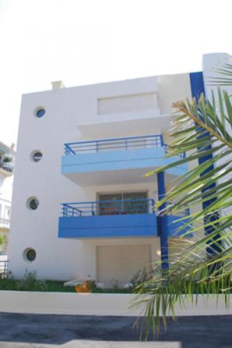 Modern one bedroomed apartment just off the Cannes Seafront with a terrace and pool access 1753