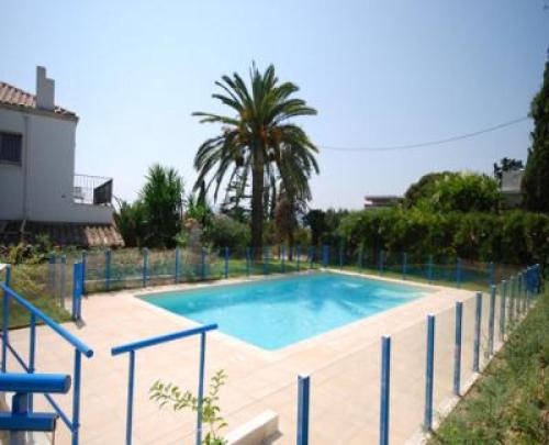 une grande piscine entourée d'une clôture. dans l'établissement Modern one bedroomed apartment just off the Cannes Seafront with a terrace and pool access 1753, à Cannes