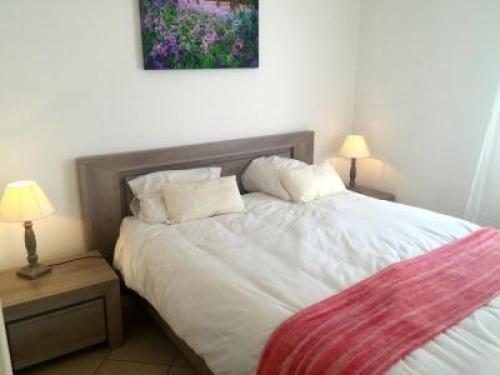 カンヌにあるPleasant 2 Bed Apartment in the calm Palm Beach area of Cannes with beaches nearby on all sides 1525のベッドルーム1室(白いシーツとランプ2つ付)