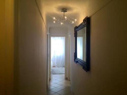 - un couloir avec un miroir et une fenêtre dans la chambre dans l'établissement Pleasant 2 Bed Apartment in the calm Palm Beach area of Cannes with beaches nearby on all sides 1525, à Cannes