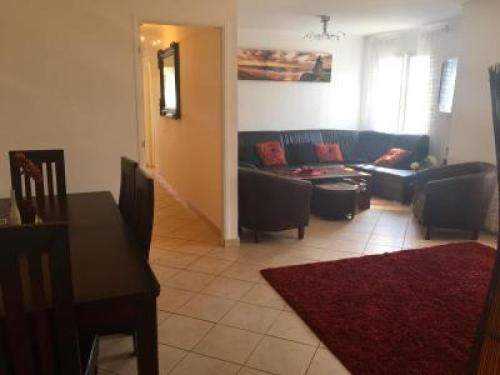 un salon avec un canapé et une table dans l'établissement Pleasant 2 Bed Apartment in the calm Palm Beach area of Cannes with beaches nearby on all sides 1525, à Cannes