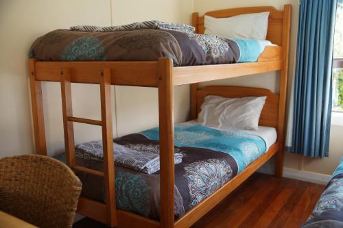 - deux lits superposés dans une chambre dans l'établissement Little Paradise & Petting Farm, à Greymouth