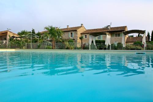 Πισίνα στο ή κοντά στο MAS DES FIGUES -très calme-Certifié Biologique FRBio10-jardin naturel écologique vivant-piscine 12x6-Copieux brunch paysan méditerranéen du jardin cuisine maison huile d'olive-Agritourisme-Alpilles-Saint Rémy de Provence-du 30 avril au 20 septembre 2026-