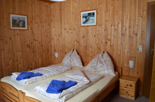 ヘルマゴルにあるChalet Kammleitnのベッドルーム1室(青いタオル付きのベッド1台付)