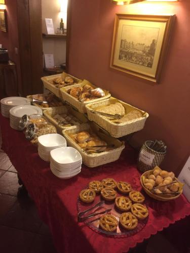 Comida en o cerca de este hotel