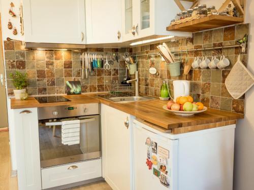Kitchen o kitchenette sa Riverside Studio in Chamonix-Sud