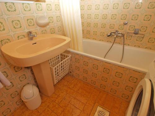 Ένα μπάνιο στο Apartment Branko 1142
