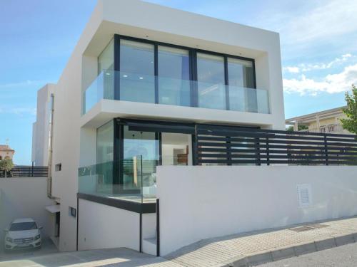 Modern luxury villa with pool and near the beach for 6 people