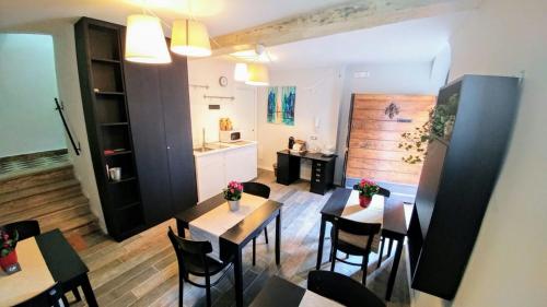 ein Wohnzimmer mit Tischen und Stühlen sowie eine Küche in der Unterkunft Il Colle b&b in Tivoli