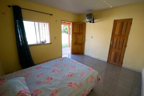 a bedroom with a bed and a window at Pousada das Estrelas in Joanes