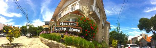 a building with a sign for a guest store at Hosteria Lucky Home in Mar del Plata