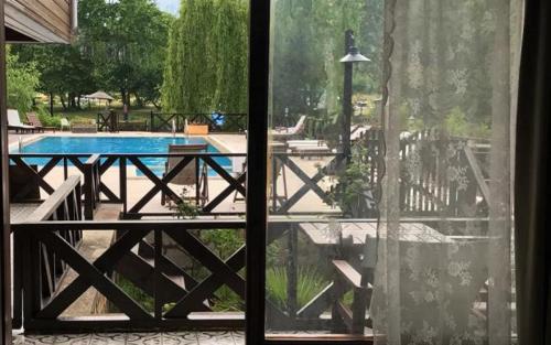 una ventana con vistas a la piscina en Agva Robin's Nest, en Agva
