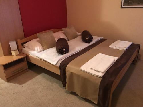 Una cama o camas en una habitación de Hotel Dva Goluba