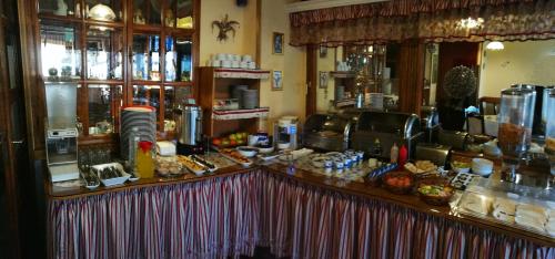 a counter in a restaurant with a counter sidx sidx at Garni Hotel Lav in Belgrade