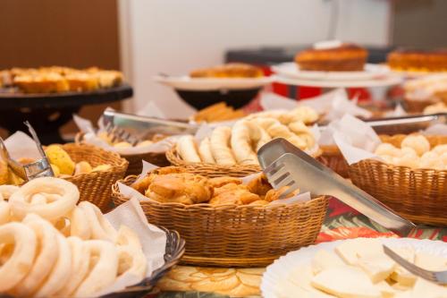 einen Tisch mit Körben aus Gebäck und anderen Lebensmitteln in der Unterkunft Hotel Fazenda Vale Amanhecer in Igarapé
