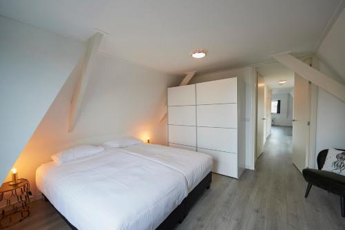 Postel nebo postele na pokoji v ubytování Harlingen oldtown apartment