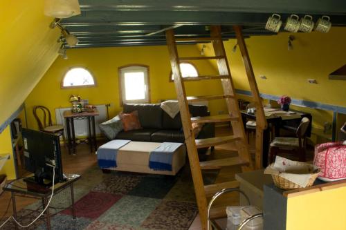 Ferienwohung II (Schardeich) في بيلفورن: غرفة معيشة مع سرير بطابقين وأريكة