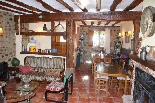 sala de estar con sofá y mesa en Casa Rural Uyarra, en Ojacastro