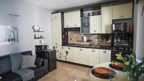米蘭的住宿－意式公寓- 科索聖聖哥達16號，一间配有沙发和桌子的厨房