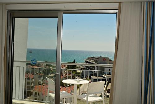シダにあるSide Su Hotel - Adult Only (+16)の海の景色を望むバルコニー付きの客室です。