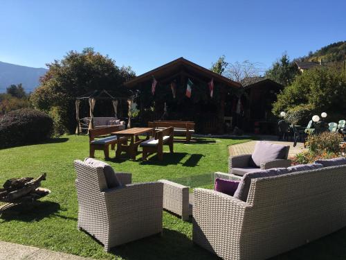 a group of chairs and a table in a yard at B&B Pension Karlsdorfer Hof in Seeboden