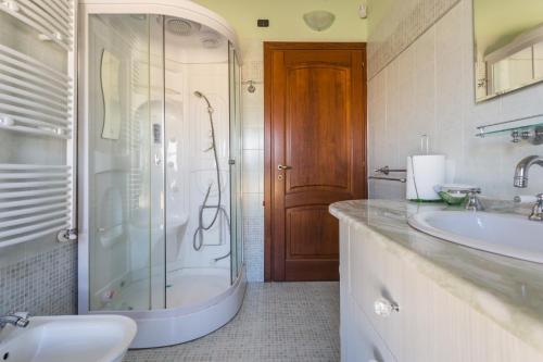 a bathroom with a shower and a sink at Anaelehouserooms LTB in Arborea 
