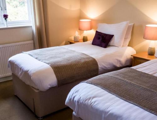 比爾斯韋爾斯的住宿－The Roast Ox Inn，酒店客房设有两张床和窗户。