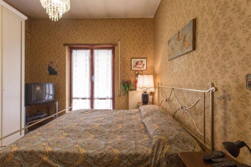 ein Schlafzimmer mit einem Bett und einem TV in der Unterkunft Palini's House in Rom